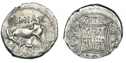 120 - ILIRIA. APOLONIA. Dracma. Post. 229 a.C. A/ Vaca amantando ternero a izq. R/ Cuadrado con decoración. AR 3,12 g. COP-381. SBG-1879 (vte.). MBC.