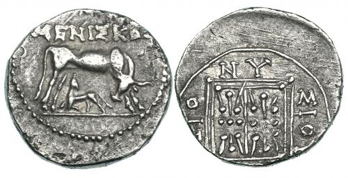 121 - ILIRIA. APOLONIA. Dracma. Post. 229 a.C. A/ Vaca amantando ternero a izq. R/ Cuadrado con decoración. AR 2,60 g. COP-No. SBG-1879 (vte.). Ligeramente descentrada. MBC/MBC+.