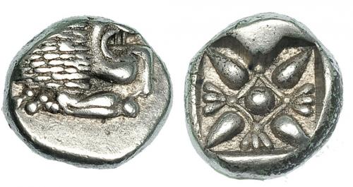 126 - JONIA. MILETO. Óbolo. A/ Prótomo de león a der. con lengua fuera. R/ Decoración floral en cuadrado incuso. AR 1,19 g. COP-953. Algo descentrada. MBC.