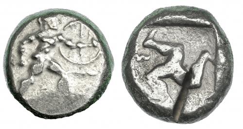 129 - PANFILIA. ASPENDO. Estátera (s. V a.C.). A/ Guerrero desnudo luchando a der. R/ Trisqueles en cuadrado incuso; en campo E? S. AR 10,89 g. COP-153-5. Corte de cizalla. MBC.
