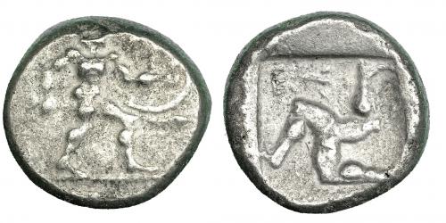 130 - PANFILIA. ASPENDO. Estátera (s. V a.C.). A/ Guerrero desnudo luchando a der. R/ Trisqueles en cuadrado incuso; en campo E y símbolo. AR 10,80 g. COP-155 (vte.). MBC-/MBC.