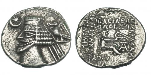 135 - REYES DE PARTIA. PHRAATES IV. Dracma. Ecbatana. R/ Arquero entronizado a der.; delante A. AR 3,28 g. SEP-54.7. MBC-.