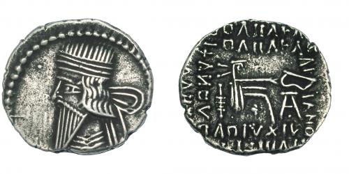 136 - REYES DE PARTIA. VOLOGASES III. Dracma. Ecbatana? A/ Glóbulo delante de la cabeza del emperador. AR 3,26 g. SEP-78 tipo. MBC.
