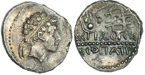 142   -  MAURITANIA. JUBA II   Y CLEOPATRA SELENE. Denario (c. 20 a.C-20 d.C.). R/ Tocado de Isis y sistro. AR 3,06 g. SGI-6002. Pequeñas marcas de acuñación. EBC-.