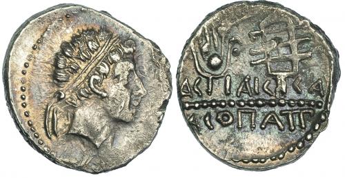 142 - MAURITANIA. JUBA II Y CLEOPATRA SELENE. Denario (c. 20 a.C-20 d.C.). R/ Tocado de Isis y sistro. AR 3,06 g. SGI-6002. Pequeñas marcas de acuñación. EBC-.
