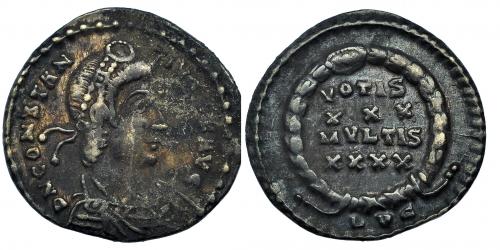 349 - CONSTANCIO II como Augusto. Silicua. Lugdunum. R/ VOTIS/XXX/MVLTIS/XXXX dentro de láurea. RIC-216. Ex hallazgo East Harptree (1887). MBC-/MBC.
