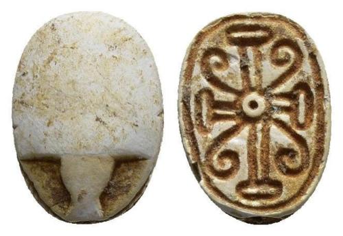25   -  EGIPTO. Escarabeo. Fayenza. 11 mm. II Período Intermedio. Mustaki Collection.