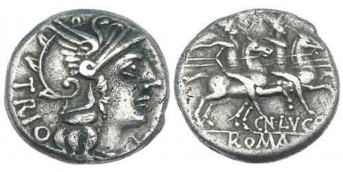 112 - LUCRETIA. Denario. Roma (136 a.C.). A/ Detrás TRIO. CRAW-237.1. FFC-822. Porosidades. MBC.
