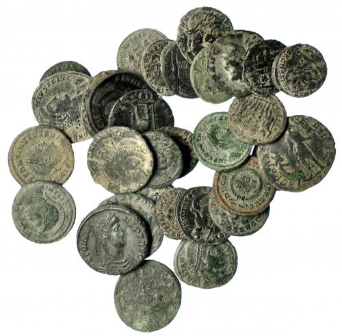 137   -  Lote 33 piezas: 3 antoninianos y 30 AE siglos. III y IV. BC a MBC.