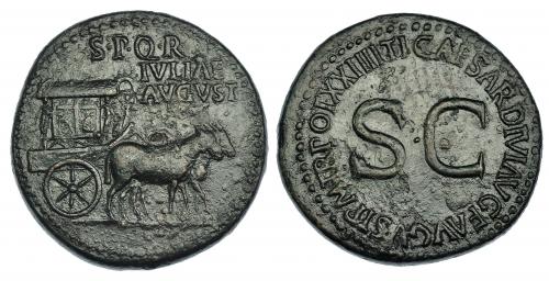 142 - JULIA. Sestercio. Roma (21-22 d.C.). A/ Carpentum a der. tirado por dos mulas SPQR/ IVLIAE/ AVGVST. R/ SC, alrededor TI CAESAR DIVI AVG F AVGVST P M TR POT XXIIII. RIC-51. Trazas de limpieza mecánica. MBC. Rara.