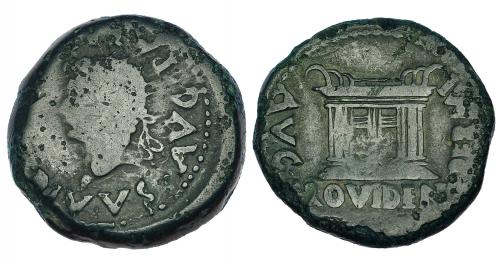 18 - EMERITA AUGUSTA. Tiberio. As. A/ Cabeza de Augusto radiada a der.; DIVVS AVG PATER CAE. R/ Altar; PROVIDENT, PERMI-AVG. I-1051. RPC-34. Anv. descentrado. Pátina verde. BC+/MBC-.