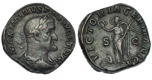 197 - MAXIMINO I. Sestercio. Roma (238). R/ Victoria a izq. con corona y palma y cautivo a sus pies; VICTORIA GERMANICA. RIC-90. Pequeñas marcas. Pátina marrón. MBC.