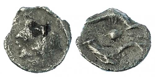 22 - EMPORION. Tartemorion. A/ Cabeza femenina a der. R/ Dos delfines, en medio glóbulo. AR 0,15 g. CNH-49 (mismo ejemplar ilustrado). I-No. ACIP-207. Roturas al borde. MBC-. Rara.
