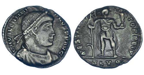 228 - VALENTINIANO I. Silicua. Lugdunum (364-367). R/ El emperador en traje militar con victoria y lábaro con gancho en el mástil; RESTITVTOR REIP, exergo SLVG. RIC-6b. MBC-. Pátina oscura en rev. Ex hallazgo East Harptree.