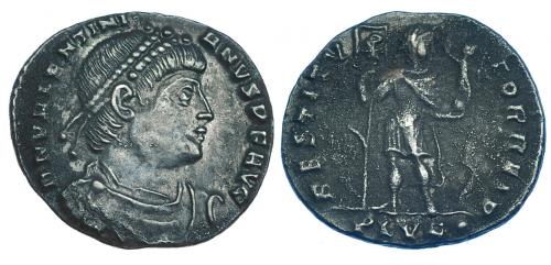 229 - VALENTINIANO I. Silicua. Lugdunum (364-367). R/ El emperador en traje militar con victoria y lábaro con gancho en el mástil; RESTITVTOR REIP, exergo SLVG. RIC-6b. MBC+. Ex hallazgo East Harptree.