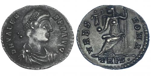 230 - VALENTE. Silicua. Treveris (375-378). R/ Roma sentada a izq. con victoria y cetro; VRBS ROMA, exergo TRPS. . RIC-45c. MBC/MBC+. Ex hallazgo East Harptree.