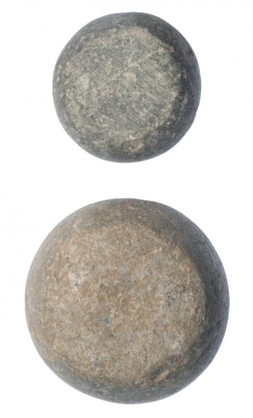 461 - PREHISTORIA?. Neolítico-Edad del Bronce? Lote de dos alisadores y/o instrumentos de molienda? pulidos en cara inferior. Diámetro 4,6 y 6,2 cm.