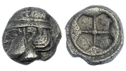 48   -  GALIA. Massalia. Litra (450-410 a.C.). A/ Cabeza masculina con casco con rueda a izq. R/ Rueda de 4 radios. AR 0'7 g. MBC. Escasa.