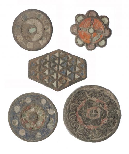 517 - TARDOANTIGÜEDAD Y ÉPOCA MEDIEVAL. IV-V d.C. y XIII-XIV d.C. Bronce. Lote de 5 objetos: 3 apliques y un disco circular decorados con pasta vítrea y un pasarriendas esmaltado decorado con estrella de David enlazada. Diámetro 2,2-3,1 cm.