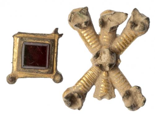 518   -  BIZANCIO. V-VIII d.C. Bronce dorado. Lote de 2 elementos decorativos. Longitud 32 mm y 14 x 14 mm.