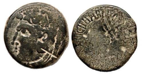 140 - GADES. Sestercio. Augusto. A/ Cabeza de Melkart a izq. con leonté y clava R/ Acrostolio; M AGRIPPA COS III MVNICI PAREN. AE 43,08 g. RPC-78. APRH-78. ACIP-3308. CC-4098, mismo ejemplar. Pátina oscura. Golpe de cizalla en anv. BC/RC. Rarísima.