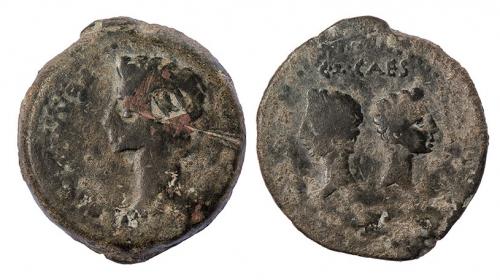 172 - IULIA TRADUCTA. Dupondio. Augusto. A/ Cabeza a izq.; PERM-(CAES AVG). Contramarca DD. R/ Cabezas opuestas de Cayo y Lucio; C L CAES/ (IVL TRAD). AE 26,01 g. RPC-107. APRH-107. ACIP-3351. CC-4151, mismo ejemplar. Raya en anv. Pátina verde oscuro. RC/BC-. Escasa.