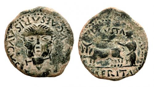 18 - EMERITA. As. Augusto. A/ Cabeza masculina barbada frontal, delante ánfora vertiendo agua; (PERM)ISSV CAESARIS AVGVS. R/ Yunta fundacional a izq.; AVGVSTA/ (E)MERITA. AE 8,19 g. RPC-11 vte. tipo ánfora anv. APRH-11 vte. ACIP-3373 vte. CC-3867, mismo ejemplar. Pátina verde oscuro terrosa. MBC-/BC+. Muy escasa.