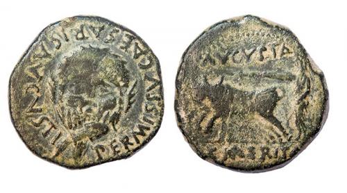 19 - EMERITA. As. Augusto. A/ Cabeza masculina barbada frontal, delante ánfora vertiendo agua; PERMISSV CAESARIS AVGVSTI. R/ Yunta fundacional a izq.; AVGVSTA/ EMERITA. AE 10,87 g. RPC-11. APRH-11b. ACIP-3373a. CC-3868, mismo ejemplar. Pátina verde oscuro. MBC-/BC+. Escasa.