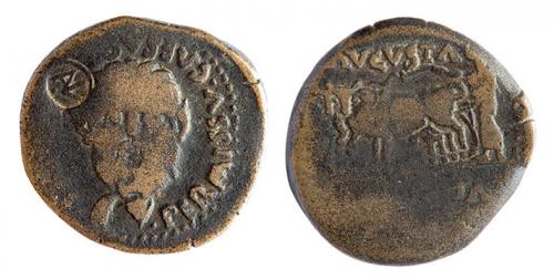 20 - EMERITA. As. Augusto. A/ Cabeza masculina barbada frontal, delante ánfora vertiendo agua; PERMISSV CAESARIS (AVGVST). Contramarca MA nexadas dentro de círculo. R/ Yunta fundacional a izq.; AVGVSTA/ (EMERI)TA. AE 10,07 g. RPC-11. APRH-11. ACIP-3373. CC-3870, mismo ejemplar. BC+. Muy escasa.