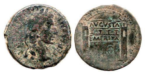 21 - EMERITA. Dupondio. Augusto. A/ Cabeza de Augusto laureada a der.: PERM (IMP CAESARIS AVG P P ). R/ Recinto amurallado de la ciudad; AVGVSTA/ EMERITA. AE 15,36 g. RPC-12. APRH-12. ACIP-3374. CC-3871, mismo ejemplar. Pátina oscura. RC/MBC-. Muy rara.