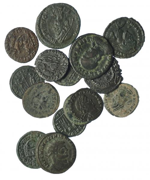 300   -  Lote 16 pequeños bronces: Maximiano, Teodora, Constancio (9), Decencio, Juliano II (2), Valentiniano I y Valentiniano II. De BC a MBC.