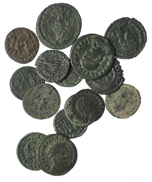 300 - Lote 16 pequeños bronces: Maximiano, Teodora, Constancio (9), Decencio, Juliano II (2), Valentiniano I y Valentiniano II. De BC a MBC.
