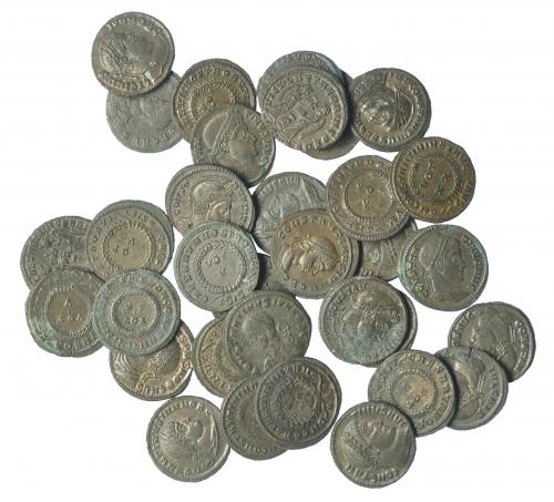 304 - Lote 33 follis diferentes: Crispo (4), Constantino I (16), Constantino II (11) y Licinio (2). Calidad media EBC.