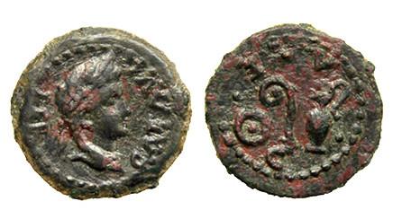 32 - EMERITA. Cuadrante. Augusto. A/ Cabeza laureada a der.; PER CAE AVG. R/ Instrumentos sacerdotales; CAE. AE 2,94 g. RPC-19. APRH-19. ACIP-3384. CC-3891, mismo ejemplar. Pátina verde oscuro. MBC-/MBC. Rara.