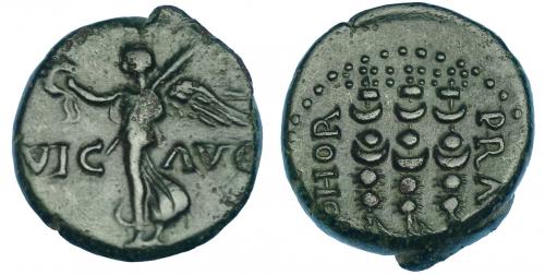 326 - ¿CLAUDIO O NERÓN? AE. Philippi (Macedonia) (41-69 d.C.). A/ Victoria a der.; VIC-AVG. R/ Tres estandartes; COHOR PRAE PHIL. RPC-1651. COP-305. Pátina verde. MBC/MBC+.
