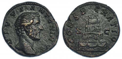 357 - ANTONINO PÍO (bajo Antonino Pío). Sestercio. Roma (post. 161). R/ Pira funeraria de cuatro pisos; CONSECRATIO, S-C. RIC-1266. Trazas de limpieza manual. Pátina oscura. MBC.