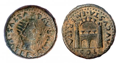 36 - EMERITA. As. Tiberio. A/ Cabeza de Augusto radiada a der., delante haz de rayos y encima estrella; DIVVS AVGVSTVS PATER. R/ Recinto amurallado de la ciudad; AVGVSTA/EMERITA. AE 10,71 g. RPC-22. APRH-22. ACIP-3387. CC-3898, mismo ejemplar. Pátina verde terrosa. MBC./MBC. Muy escasa.