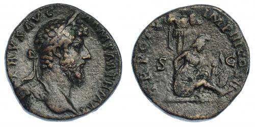 377 - LUCIO VERO. Sestercio. Roma (165). R/ Cautivo parto sentado a der. delante de trofeo; TR POT V IMP III COS II, S-C. RIC-1433. MBC-/BC+. Escasa.