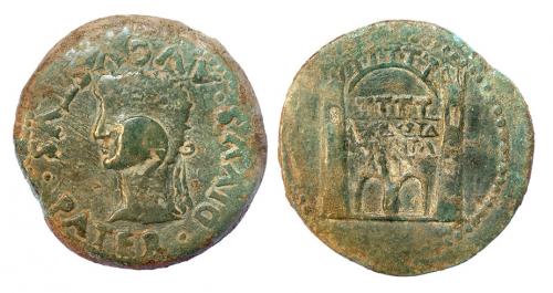 38 - EMERITA. Dupondio. Tiberio. A/ Cabeza de Augusto radiada a izq.; DIVVS AVG-VSTVS PATER. R/ Recinto amurallado de la ciudad; AVGVSTA/EMERITA. AE 24,30 g. RPC-S5-43. APRH-23 vte. ley. anv. ACIP-3388 vte.. CC-3903, mismo ejemplar.Rebaba en anv. Bonita pátina verde claro. MBC-. Escasa.