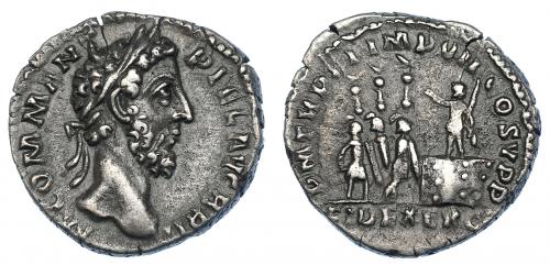 381 - CÓMODO. Denario. Roma (185). R/ Emperador con cetro sobre plataforma ante tres soldados; P M TR P XI IMP VII COS V P P. RIC-130. Fina grieta. MBC+/MBC. Rara.