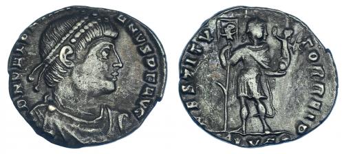 443   -  VALENTINIANO I. Silicua. Lugdunum (364-367). R/ Emperador en traje militar con victoria, lábaro con crismón y gancho en el mástil; RESTITVTOR REIP, exergo (-)LVG. RIC-6. MBC.