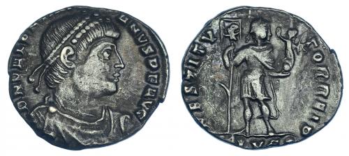 443 - VALENTINIANO I. Silicua. Lugdunum (364-367). R/ Emperador en traje militar con victoria, lábaro con crismón y gancho en el mástil; RESTITVTOR REIP, exergo (-)LVG. RIC-6. MBC.