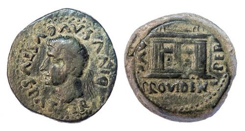 47 - EMERITA. As. Tiberio. A/ Cabeza de Augusto radiada a izq.; DIVVS AVGVSTVS PA-TER. R/ Altar; PER AVG / PROVINDENT. AE 17,46 g. RPC-28. APRH-28c. ACIP-3393b. CC-3919, mismo ejemplar. Pátina verde. MBC-. Muy escasa.