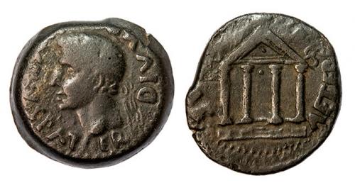 48   -  EMERITA. As. Tiberio. A/ Cabeza de Augusto radiada a izq.; DIVVS AVGVSTVS PAT-ER. R/ Templo tetrástilo; AETERNITATI AVGVSTAE. AE 11,26 g. RPC-29. APRH-29b. ACIP-3394a. CC-3921, mismo ejemplar. Pátina verde. MBC-/MBC. Muy escasa.