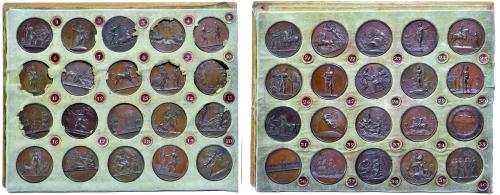 581   -  Colección de 40 medallas diseñadas por James Mudie's (1794-1817), emitidas en 1820, muchas de ellas relacionadas con localidades españolas. AE 40-41mm. Acompañada del libro Mudie's National Series of Medals, 152 pp, encuadernación de tapa dura con lomo y canteras de piel. 
