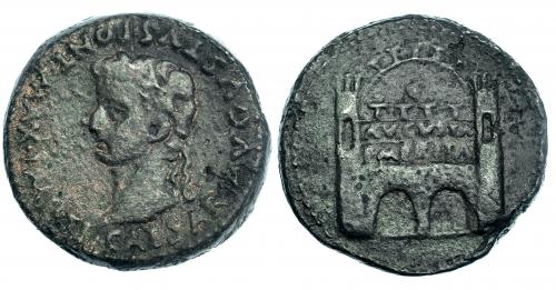 64 - EMERITA. Dupondio. Tiberio. A/ Cabeza laureada a izq.; TI CAESAR AVGVSTVS PONT MAX IMP. R/ Recinto amurallado; AVGVSTA / EMERITA. AE 22,93 g. RPC-41. APRH-41b. ACIP-3407a. CC-3943, mismo ejemplar. Pátina oscura. MBC-/MBC. Muy escasa.