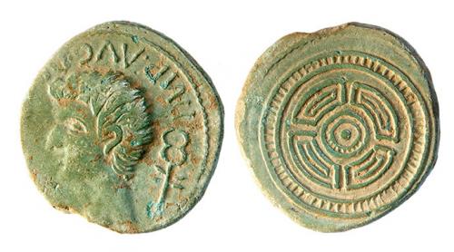 7 - EMISIONES DEL NOROESTE. As. Augusto. A/ Cabeza a izq., detrás caduceo, delante palma; IMP AVG (DIVI F). R/ Caetra rodeada de dos círculos concéntricos con líneas. AE 10,07 g. RPC-4. APRH-4. ACIP-3302. CC-3843, mismo ejemplar. Anv. descentrado. Bonita pátina verde claro. MBC. Escasa.