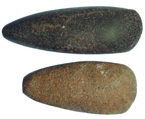2001 - PREHISTORIA. Lote de dos hachas pulimentadas (5400-5000 a.C.). Roca metamórfica. Longitud 12,4 y 16,6 cm.