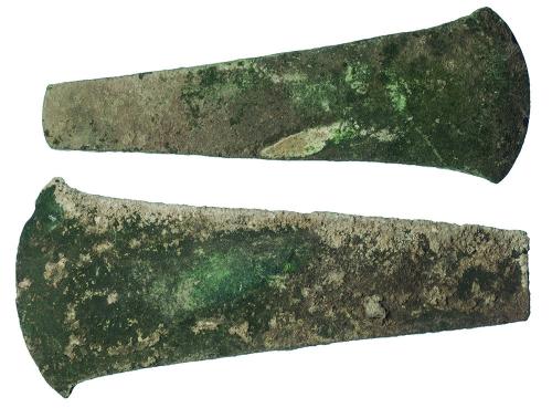 2002   -  PREHISTORIA. Lote de dos hachas (ca. 2250-1550 a.C.). Bronce. Longitud 16,3 y 17,1 cm.
