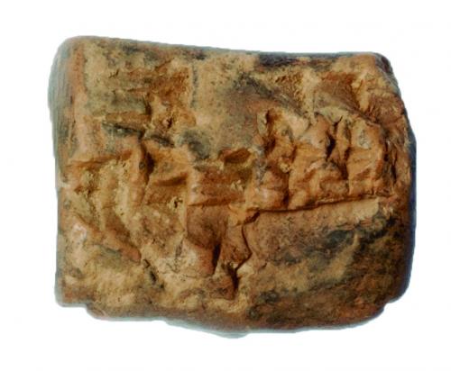 2007   -  PRÓXIMO ORIENTE. MESOPOTAMIA. Tablilla (ca. 2400 a.C.). Terracota. Con escritura cuneiforme sumeria. Dimensiones 27 x 34 mm.